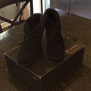 B Makowsky black faux fur Nellie suede booties